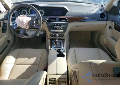 2013 Mercedes-Benz C 250 из США, поврежденный, VIN WDDGF4HB1DA869125